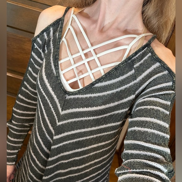 GILDED INTENT, BUCKLE, Cold Shoulder Striped Tunic Sweater Top, XS, BARELY WORN! - Picture 4 of 16